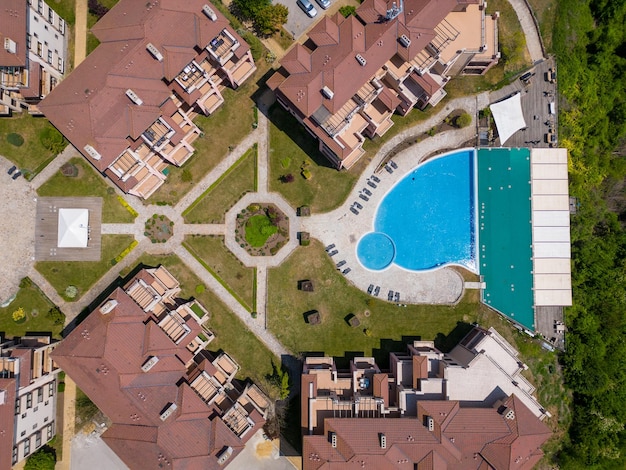 Vue aérienne d'un immense complexe hôtelier moderne étalé sous une myriade de piscines, de terrains de sport et d'aires de loisirs