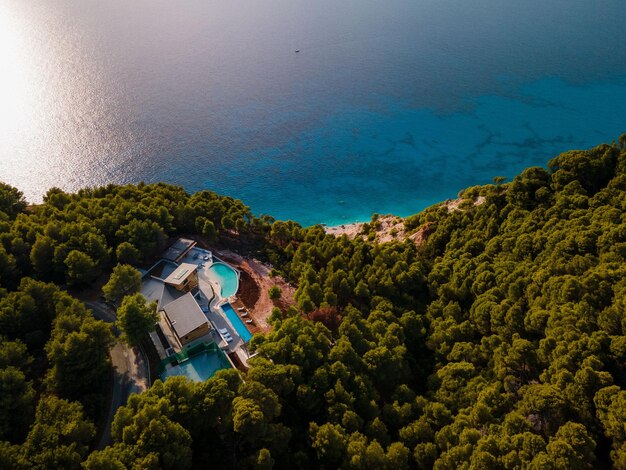 Vue aérienne de l'immeuble avec piscine en mer plage