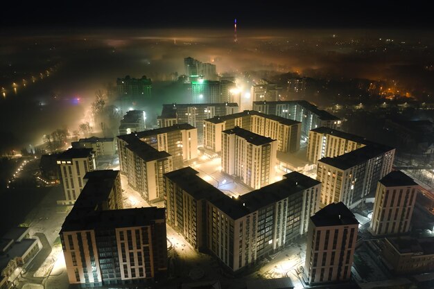 Vue aérienne d'immeubles d'habitation de grande hauteur et de rues illuminées dans la ville d'IvanoFrankivsk Ukraine quartier résidentiel la nuit Paysage urbain sombre