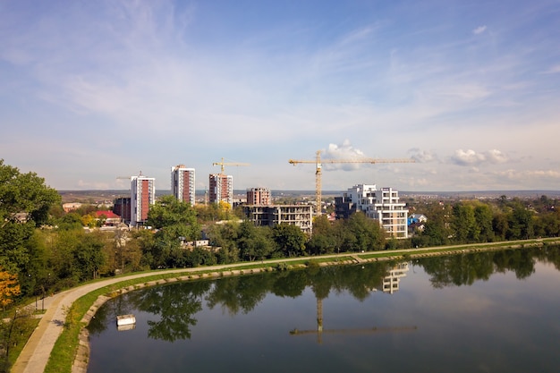 Vue aérienne d'immeubles résidentiels élevés en construction. Développement immobilier.