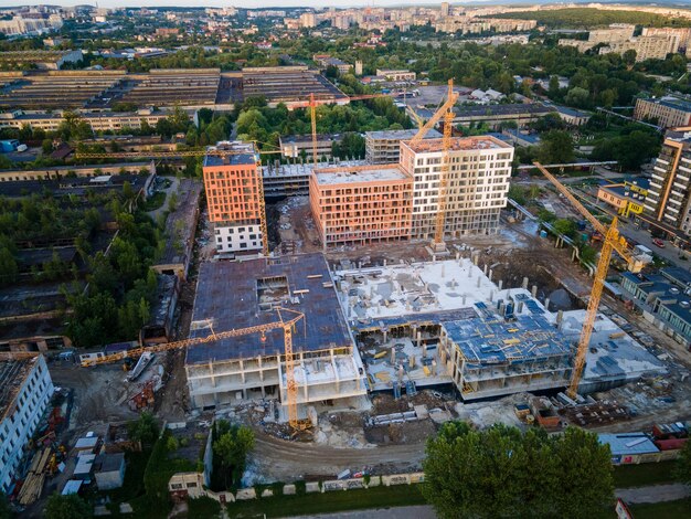 Vue aérienne de l'immobilier de grue de chantier