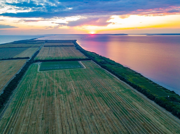 Vue aérienne de l'incroyable coucher de soleil sur l'estuaire. Blagoveshenskaya, Mer Noire, Russie.