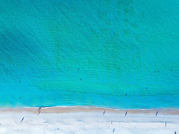 Vue aérienne Incroyable plage avec détente des voyageurs sur la plageBelle mer en saison estivale sur l'île de Phuket en ThaïlandeVoyageurs sur la plagePlage en été avec de nombreuses personnes au repos