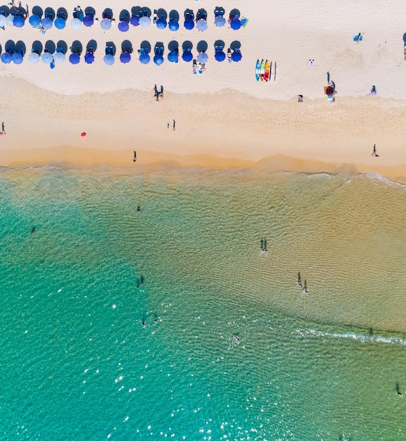 Vue aérienne Incroyable plage de sable et petites vagues Belle mer tropicale le matin Image de la saison estivale par Vue aérienne drone tourné vue en plongée Haut vers le bas mer plage sable