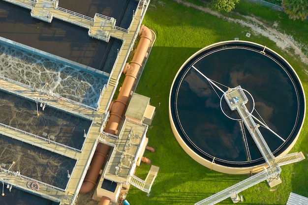 Vue aérienne de l'installation moderne de nettoyage de l'eau à l'usine de traitement des eaux usées urbaines Processus de purification consistant à éliminer les produits chimiques indésirables, les solides et les gaz en suspension du liquide contaminé