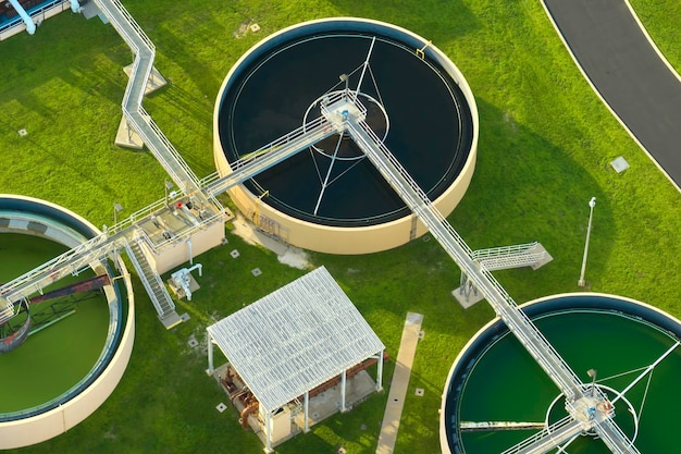 Vue aérienne de l'installation moderne de nettoyage de l'eau à l'usine de traitement des eaux usées urbaines Processus de purification consistant à éliminer les produits chimiques indésirables, les solides et les gaz en suspension du liquide contaminé