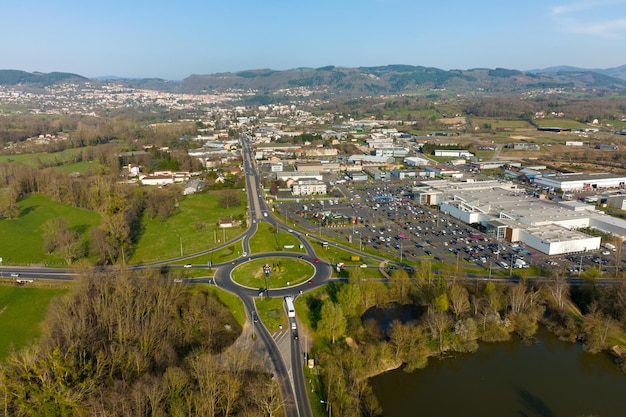 Vue aérienne de l'intersection du rond-point de la route avec un trafic lourd en mouvement Carrefour du transport circulaire urbain