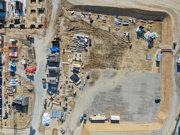 Vue aérienne des investisseurs et des entrepreneurs sur le chantier avec grue. Nouveau chantier