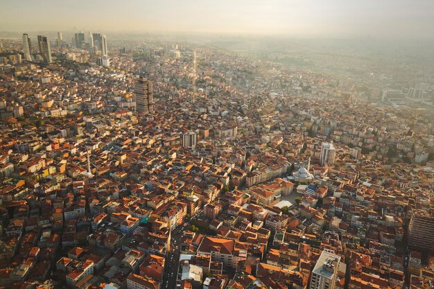 La vue aérienne d'Istanbul nous montre une scène de coucher de soleil incroyable