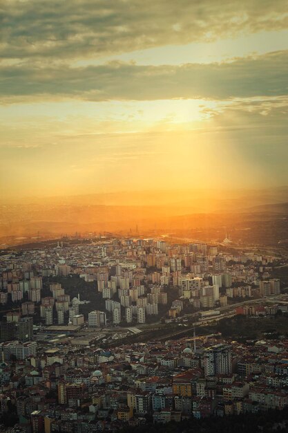 La vue aérienne d'Istanbul nous montre une scène de coucher de soleil incroyable