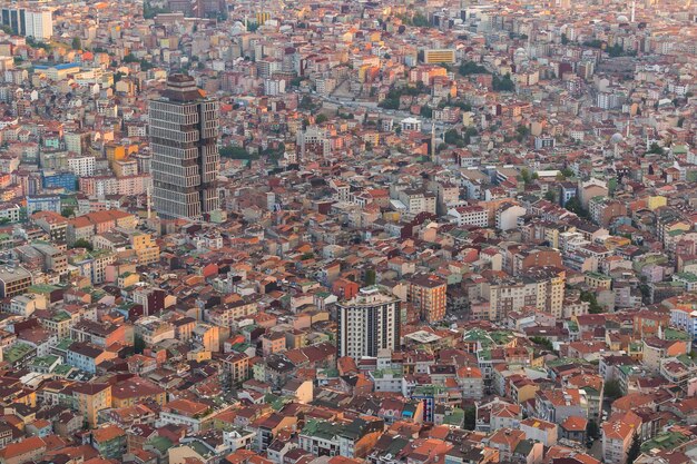 La vue aérienne d'Istanbul nous montre une scène de coucher de soleil incroyable