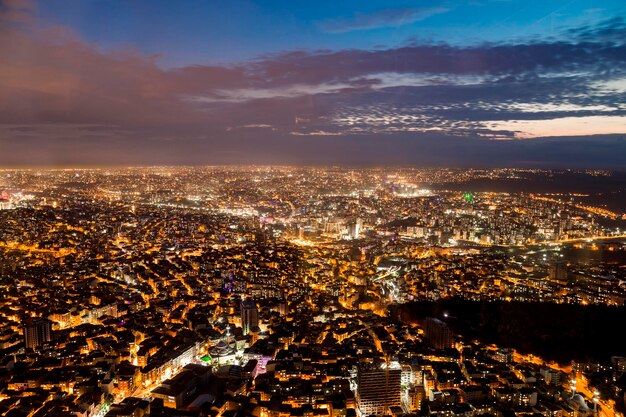 La vue aérienne d'Istanbul nous montre une scène crépusculaire incroyable