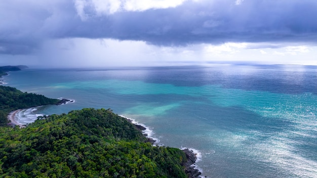 Vue aérienne d'Itacare Bahia Brésil Lieu touristique Ciel bleu et nuages avec forêt en arrière-plan