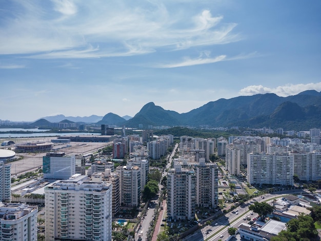 Vue aérienne de JacarÃƒÂ©pagua à Rio de Janeiro, Brésil. Bâtiments résidentiels et montagnes en arrière-plan. Journée ensoleillée. Photo drone.