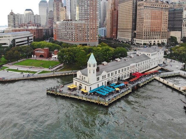 Vue aérienne de la jetée de Battery Park menant à Liberty IslandNew York CIT USA