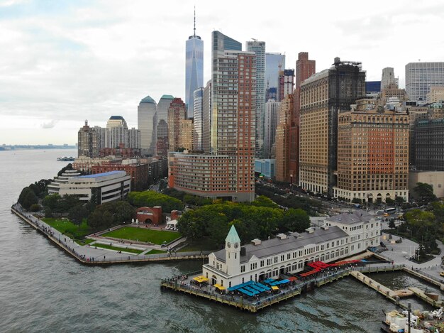 Vue aérienne de la jetée de Battery Park menant à Liberty IslandNew York CIT USA