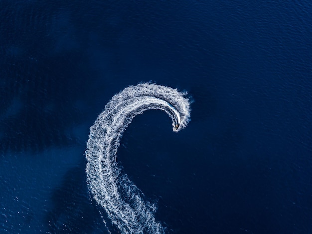 Vue aérienne sur le jetski dans les eaux bleues tropicales