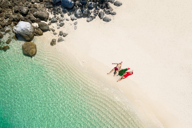 Vue aérienne d'un jeune couple allongé sur le sable