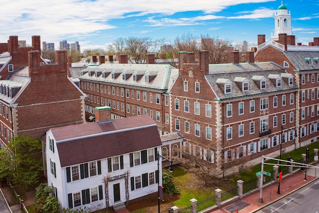 Vue Aérienne Sur John F Kennedy Street Dans Le Quartier De L'université De Harvard à Cambridge, Massachusetts, Aux états-unis. Clocher Blanc D'eliot House Vu En Arrière-plan.