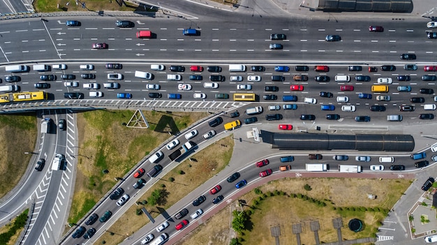 Vue aérienne de la jonction de la route par le haut, la circulation automobile et l'embouteillage de nombreuses voitures, concept de transport