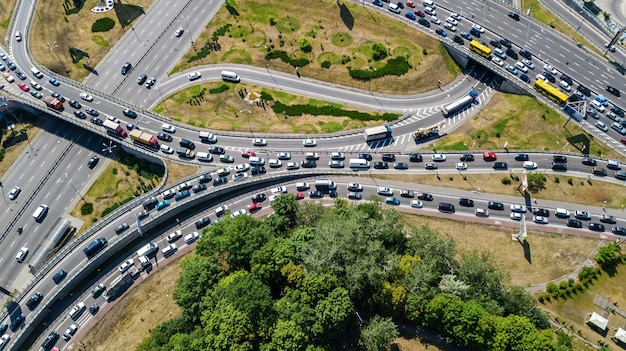 Vue aérienne de la jonction de la route par le haut, la circulation automobile et l'embouteillage de nombreuses voitures, concept de transport