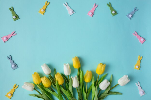 Vue aérienne joyeuses pâques fond bleu concept printemps couleur traditionnelle de l'espace de copie de composition