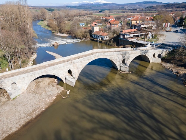Photo vue aérienne de kadin plus un pont du xve siècle bulgarie