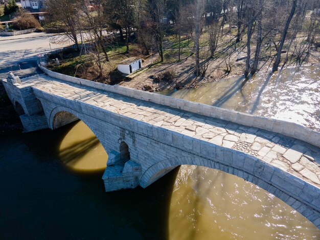 Vue aérienne de Kadin plus un pont du XVe siècle Bulgarie