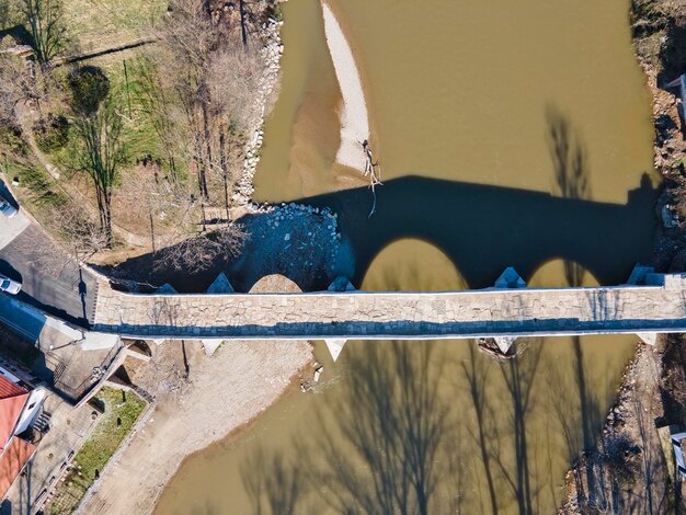 Photo vue aérienne de kadin plus un pont du xve siècle bulgarie