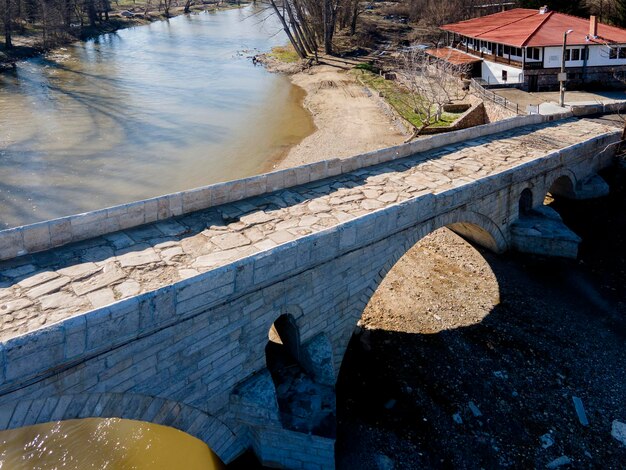 Photo vue aérienne de kadin plus un pont du xve siècle bulgarie