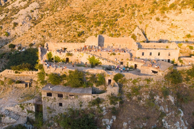 Vue aérienne de kotor fortes au monténégro. château de montagne