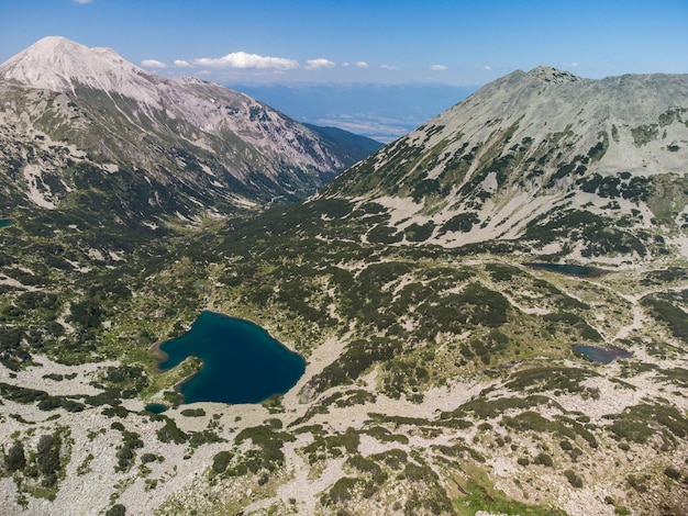 Vue aérienne d'un lac dans les montagnes du Pirin avec de l'eau bleue claire Bansko Bulgarie