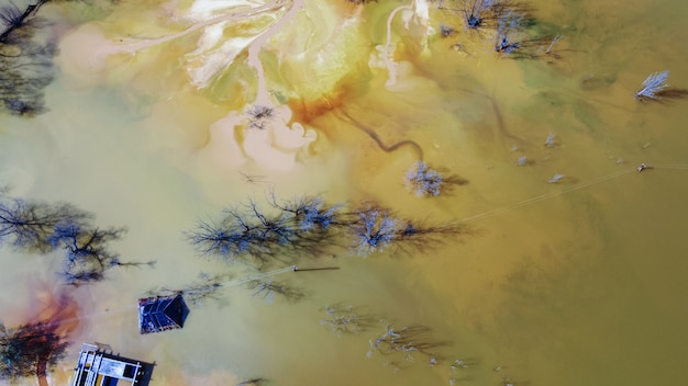 Vue aérienne sur un lac pollué par des résidus miniers toxiques provenant d'une mine de cuivre à ciel ouvert à Geamana, Rosia Poieni, Roumanie.