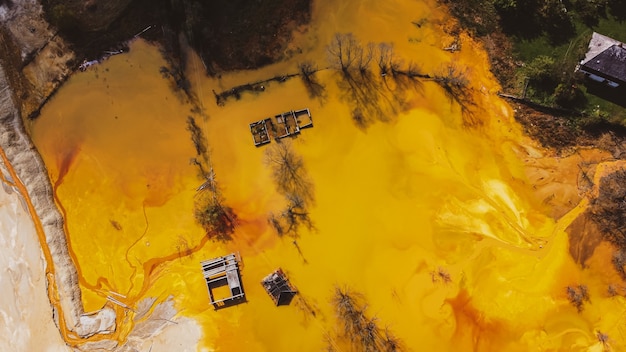 Photo vue aérienne sur un lac pollué par des résidus miniers toxiques provenant d'une mine de cuivre à ciel ouvert à geamana, rosia poieni, roumanie.