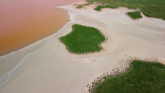 Vue aérienne d'un lac salé rose Azov Ukraine