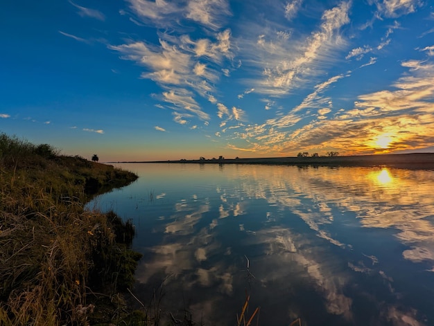 Vue aérienne d'un lac sous un beau ciel coucher de soleil