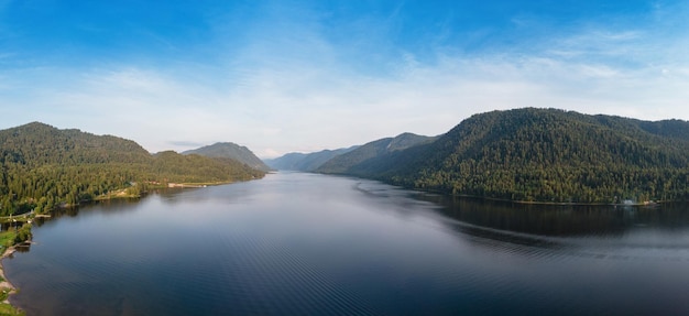 Vue aérienne sur le lac teletskoïe dans les montagnes de l'altaï sibérie russie drone tourné beauté journée d'été