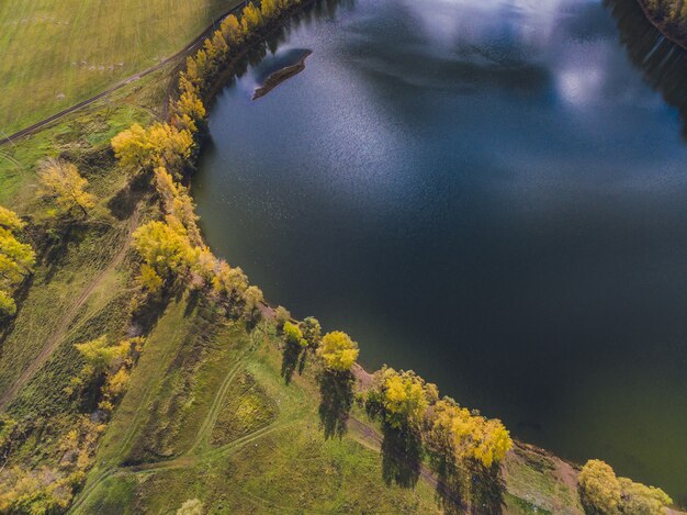 Vue aérienne des lacs bleus et des forêts vertes sur une journée d'été ensoleillée.