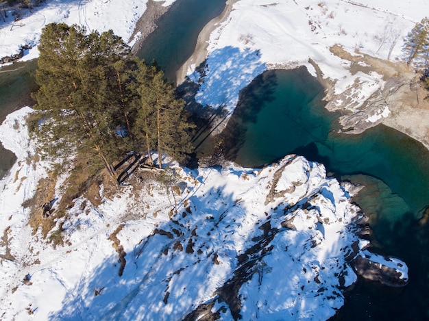 Vue aérienne des lacs bleus d'hiver