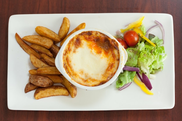 Vue aérienne de lasagnes avec pommes de terre et salade