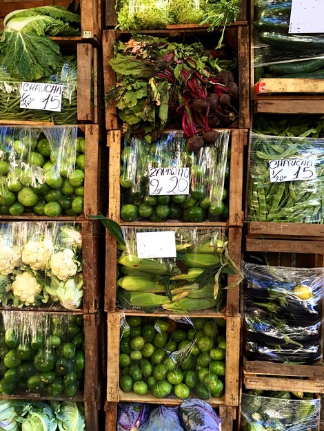 Photo vue aérienne des légumes dans des caisses