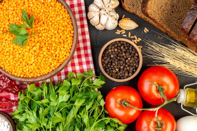 Vue aérienne de légumes frais lentilles rouges dans un bol brun bouteille d'huile tombée de poivre