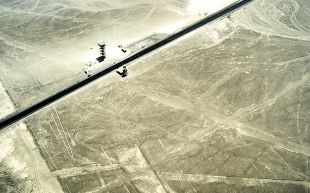 Vue aérienne des lignes de géoglyphes dans le désert de Nazca au Pérou