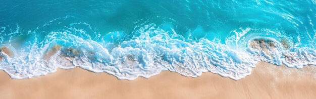 Vue aérienne d'une longue plage de sable en Afrique avec des vagues qui s'écrasent sur le rivage