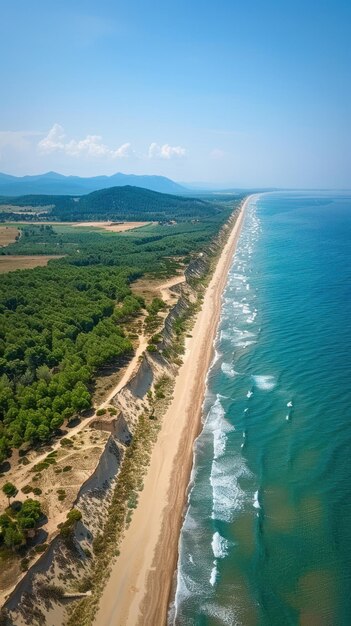 Vue aérienne d'une longue plage de sable qui s'étend le long du littoral avec une masse d'eau à côté