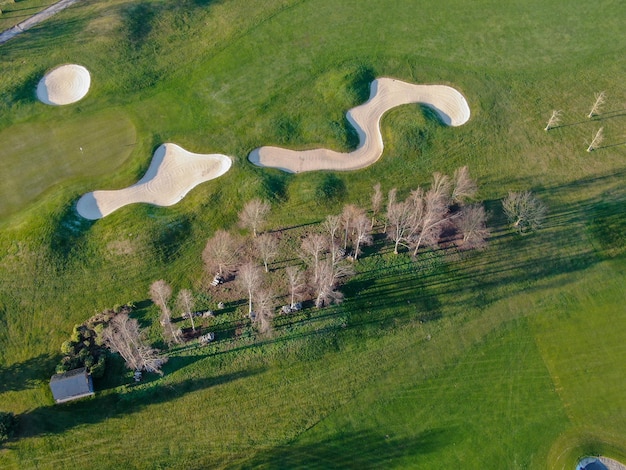 Vue aérienne d'un magnifique parcours de golf vert pendant l'hiver dans le sud de la Belgique Europe