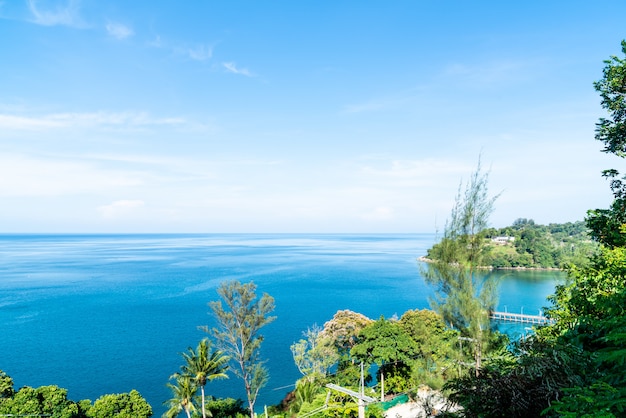 Vue aérienne avec magnifique paysage de mer et de plage tropicale pour les voyages