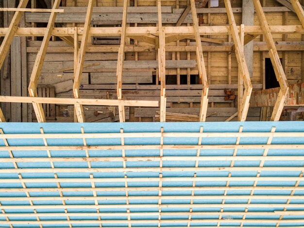 Vue aérienne d'une maison en brique avec charpente en bois en construction.