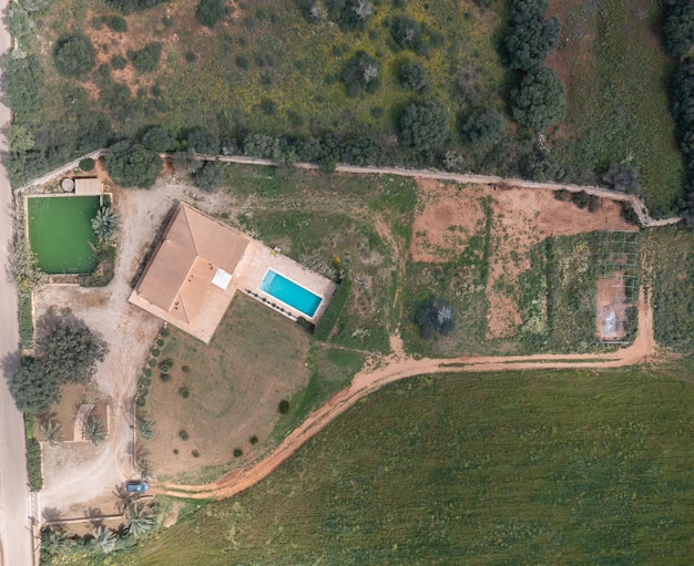 Vue aérienne d'une maison de campagne à Majorque avec piscine et immense terrain