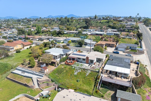 Vue aérienne d'une maison avec un ciel bleu dans la banlieue de San Diego, en Californie, aux États-Unis.